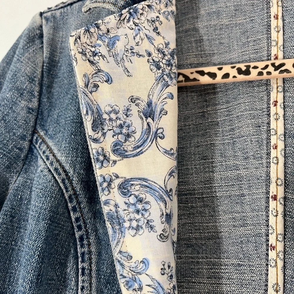 Mossimo Denim Jean Jacket with Floral Patchwork. 100% Cotton. Girls Size Small.